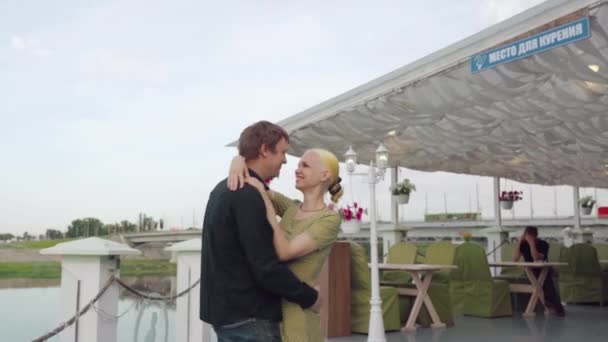 Parejas bailando en la terraza al aire libre del restaurante . — Vídeos de Stock