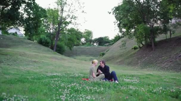 Una joven pareja entre las colinas . — Vídeos de Stock