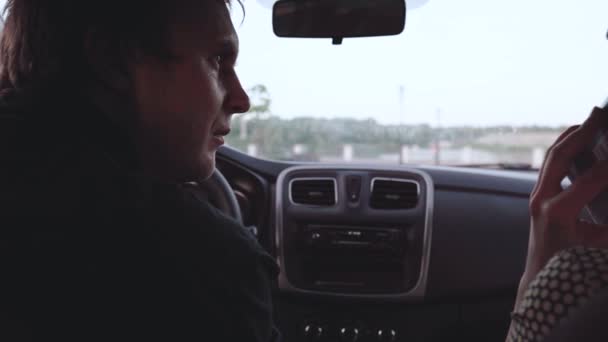 Komunikace v autě. — Stock video