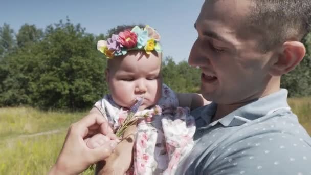 Una giovane famiglia si sta divertendo con un bambino nella natura. — Video Stock