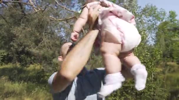 Papai circunda sua filha na natureza . — Vídeo de Stock