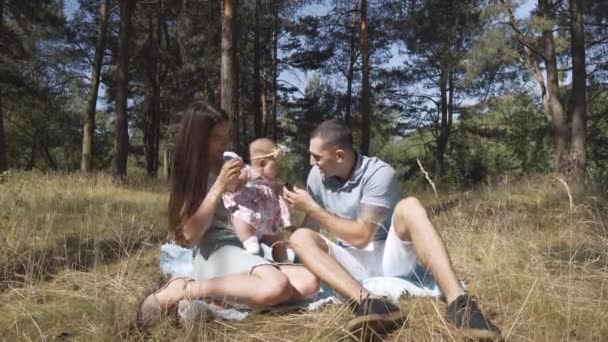 Descanse con un bebé en la naturaleza . — Vídeos de Stock