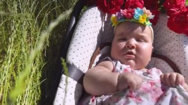 Çimenlikteki çocuk.