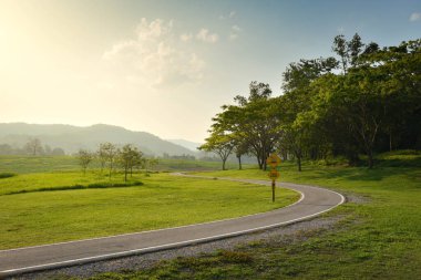 Akşamları parktaki bisiklet yolu gün batımında aydınlanır..