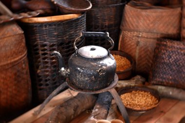 Kömür ateşinde su kaynıyor.