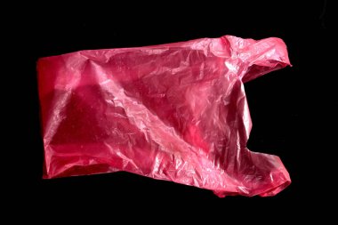 Siyah arkaplanda kırmızı plastik torba kullanıldı