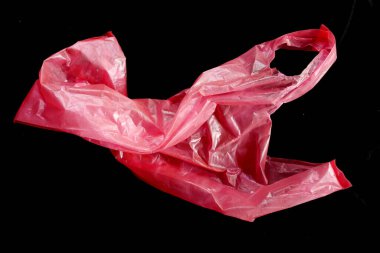konsept siyah arkaplanda plastik torba geri dönüşümü