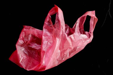konsept siyah arkaplanda plastik torba geri dönüşümü
