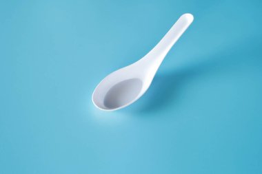 kaşık arka planda izole.