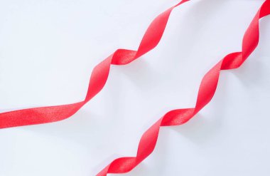 Beyaz ipek pamuk arkaplanda kırmızı kurdele