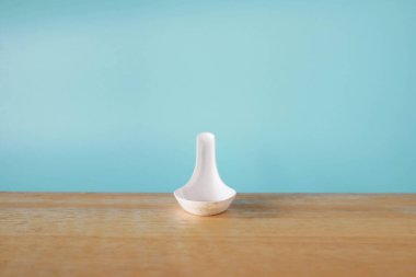 kaşık arka planda izole.