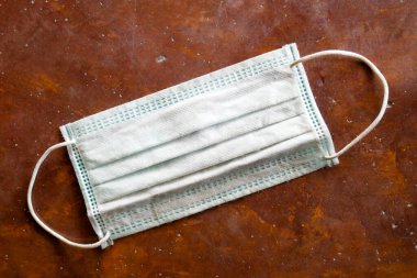 Cerrahi maskeli ve Coronavirüslü dramatik bir atmosfer. Salgın virüsün etkisi. kullanılan kirli maske 