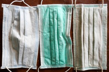 Cerrahi maskeli ve Coronavirüslü dramatik bir atmosfer. Salgın virüsün etkisi. kullanılan kirli maske 