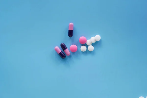Mavi Arka Planda Tıbbi Ilaçlar Ilaç Şişesi Konsept Koronavirüs Covid — Stok fotoğraf
