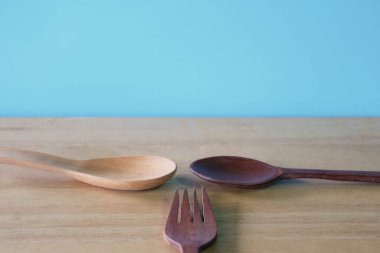 Ahşap masa arkasında eski kullanılmış kaşık.
