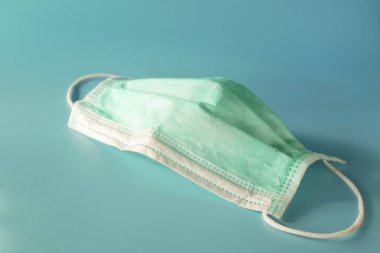 Yerde cerrahi maske kullanılmış. Çöpe atılmış maske konsepti Corona virüsü, covid-19.
