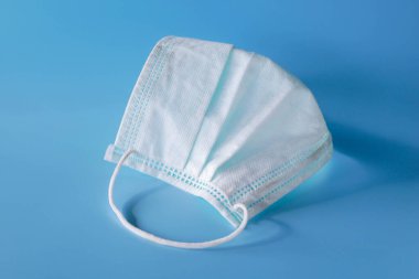 Yerde cerrahi maske kullanılmış. Çöpe atılmış maske konsepti Corona virüsü, covid-19.