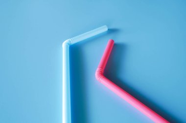 Mavi arka planda saman içmek