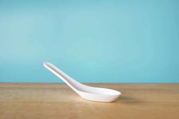 餐桌上的勺子和叉子 — 图库照片