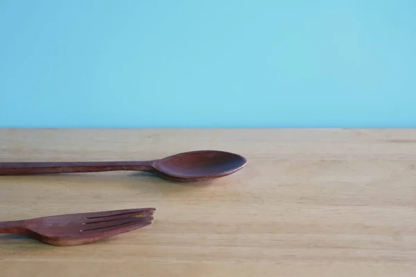 木制桌子背景上的旧勺子 — 图库照片