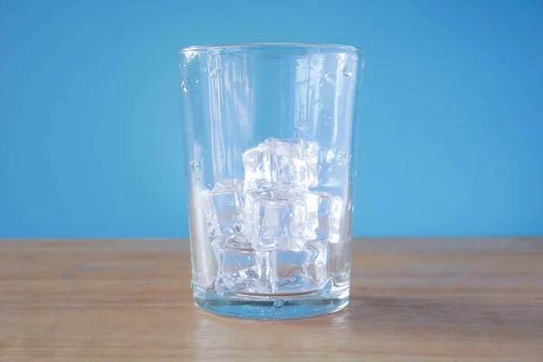 Egy Pohár Víz Asztalon — Stock Fotó