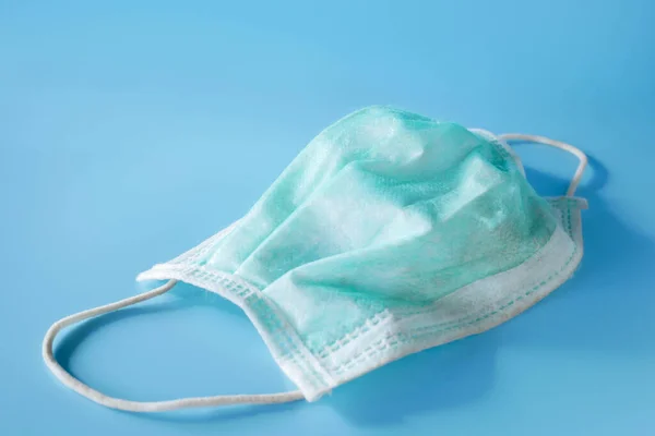 Yerde cerrahi maske kullanılmış. Çöpe atılmış maske konsepti Corona virüsü, covid-19.