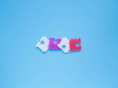 Fiyat etiketli ekmek tokası ve kahverengi arka plan. Ekmek torbasındaki plastik etiketlerin rengi size haftanın hangi gününde ekmek pişirildiğini söyler..