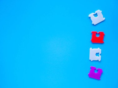 Fiyat etiketli ekmek tokası ve kahverengi arka plan. Ekmek torbasındaki plastik etiketlerin rengi size haftanın hangi gününde ekmek pişirildiğini söyler..