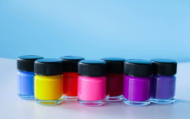 Poster rengi şişe arkaplanı, pastel renkler