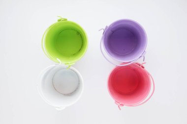 Küçük kova izole edilmiş beyaz arka plan. oyuncak küçük konserve