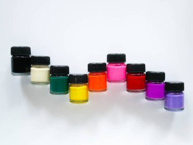 Beyaz arkaplanda poster rengi şişesi, pastel renkler, mürekkep