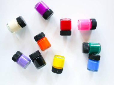 Beyaz arkaplanda poster rengi şişesi, pastel renkler