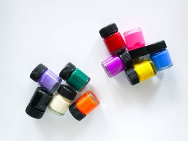 Beyaz arkaplanda poster rengi şişesi, pastel renkler