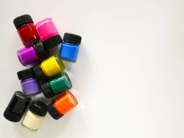 Beyaz arkaplanda poster rengi şişesi, pastel renkler