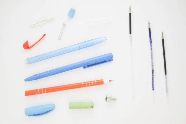 Beyaz arka planda mavi tükenmez kalem var. Top ağılının dönüşü. Tükenmez kalemler.