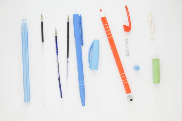 Beyaz arka planda tükenmez kalem. Top ağılının dönüşü. Tükenmez kalemler.