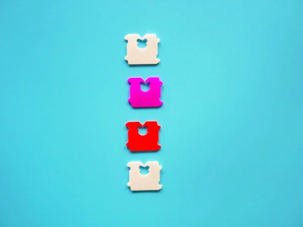 Fiyat etiketli ekmek klipsi ve beyaz arkaplan. Ekmek torbasındaki plastik etiketlerin rengi size haftanın hangi gününde ekmek pişirildiğini söyler..