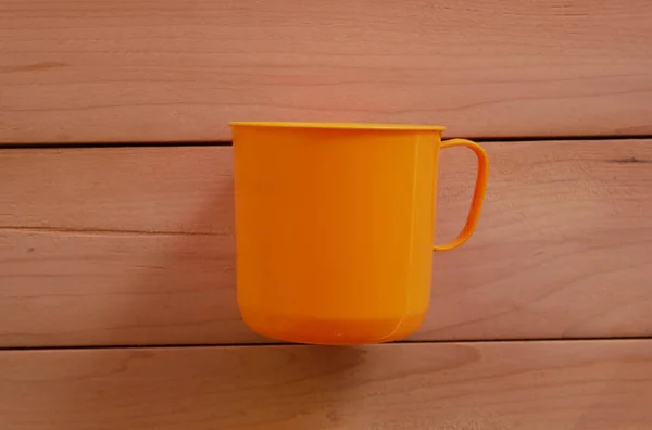 Plastic Cup Wood Table Plastic Mug — Stock Photo, Image