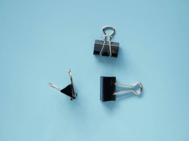 Mavi arkaplanda siyah klasör klibi