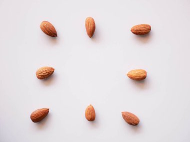 Badem tohumları arka planda izole, badem atıştırmalığı