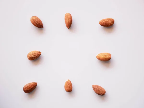 Badem tohumları arka planda izole, badem atıştırmalığı