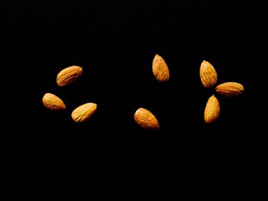 Arka planda izole bademler, çerez fasulyeleri