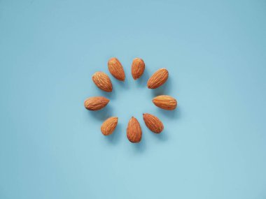 Arka planda izole bademler, çerez fasulyeleri