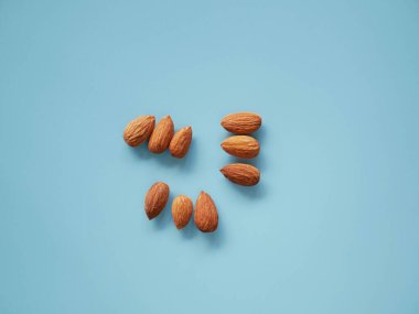 Badem tohumları izole edilmiş arkaplan. Badem fasulyesi.