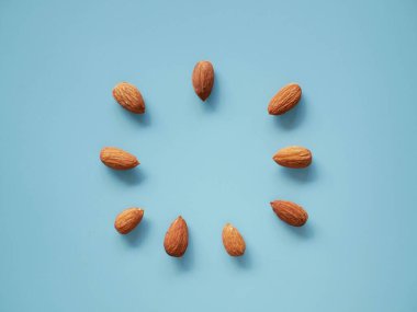 Badem tohumları izole edilmiş arkaplan. Badem fasulyesi.