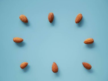 Badem tohumları izole edilmiş arkaplan. Badem fasulyesi.