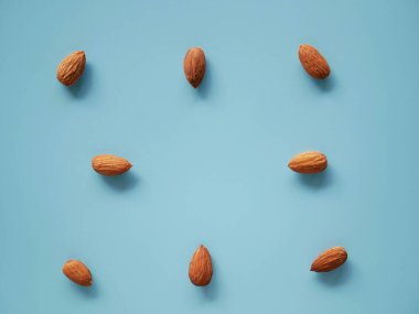 Badem tohumları izole edilmiş siyah arkaplan. Badem fasulyesi.