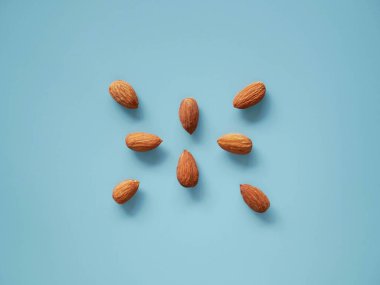 Badem tohumları izole edilmiş siyah arkaplan. Badem fasulyesi.