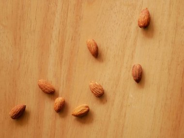 Badem tohumları izole edilmiş siyah arkaplan. Badem fasulyesi.