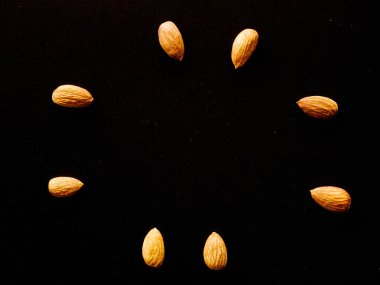 Badem tohumları izole edilmiş siyah arkaplan. Badem fasulyesi.